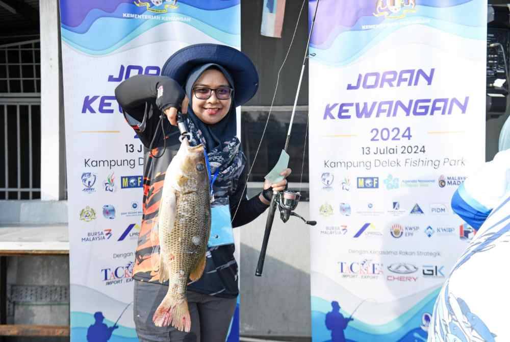 Dayang Noorhusnina berjaya menaikkan ikan dan membantu MOF sebagai juara keseluruhan pasukan pada pertandingan anjuran KPP di Kampung Delek pada Sabtu.