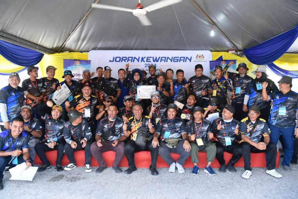 Sebahagian tetamu dan peserta bergambar pada Pertandingan Joran Kewangan 2024 di Kampung Delek pada Sabtu.