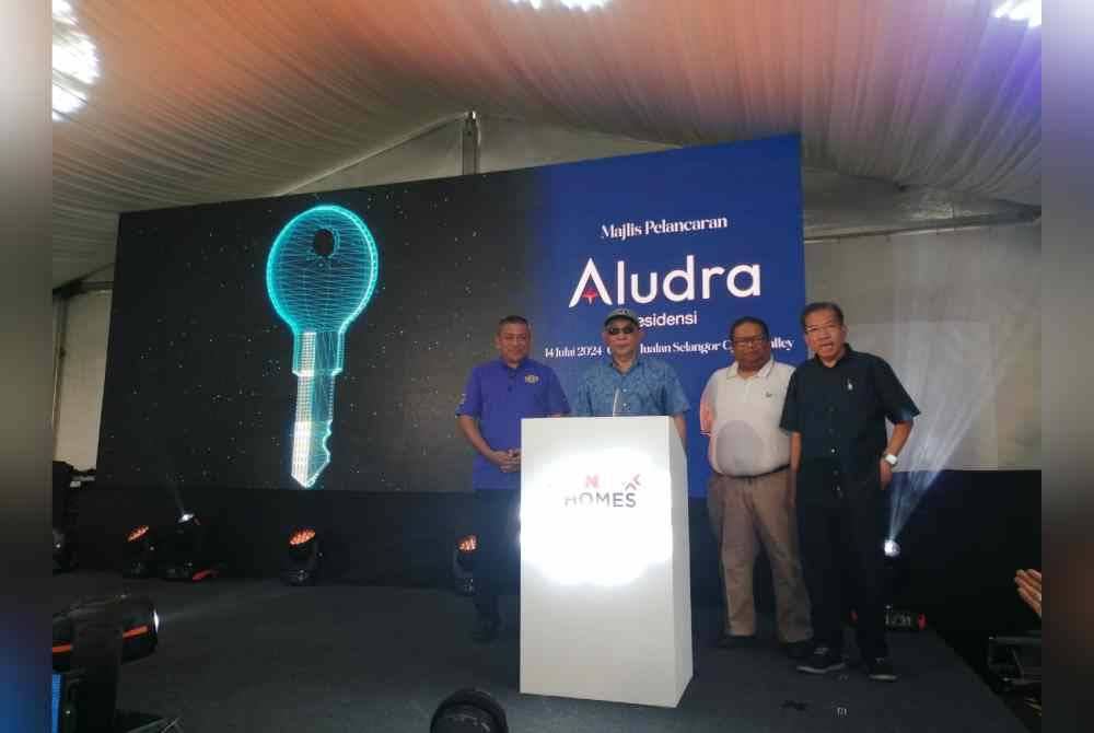 Mahmud (dua dari kiri) melancarkan Aludra Residensi pada Ahad.