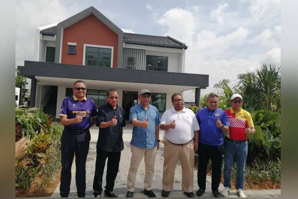 Mahmud (tiga dari kiri) melancarkan Aludra Residensi pada Ahad.