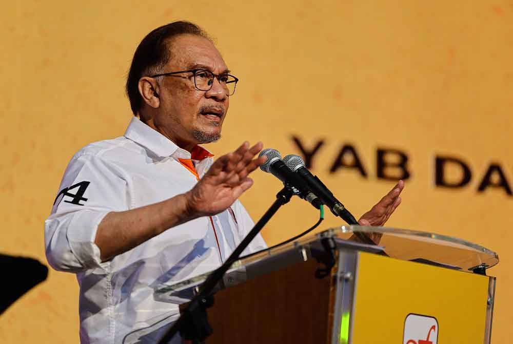 Anwar menyampaikan ucapan pada Majlis Perasmian Sambutan Hari Peneroka Felda 2024 di Taman Ekspo Pertanian Malaysia (MAEPS) Serdang pada Ahad. Foto Bernama