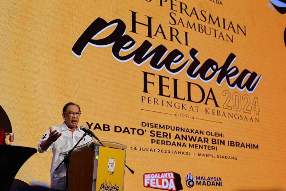 Anwar menyampaikan ucapan pada Majlis Perasmian Sambutan Hari Peneroka Felda 2024 di Taman Ekspo Pertanian Malaysia (MAEPS) Serdang pada Ahad. Foto Bernama