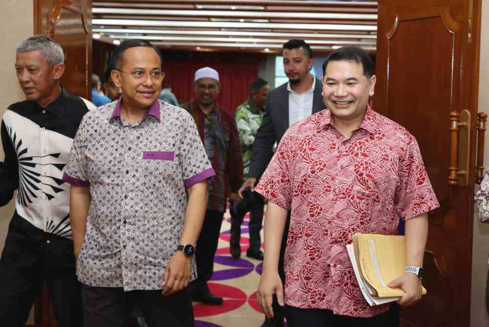 Rafizi (kanan) bersama Ahmad Samsuri selepas menghadiri sesi libat urus CCUS di Wisma Darul Iman pada Ahad.