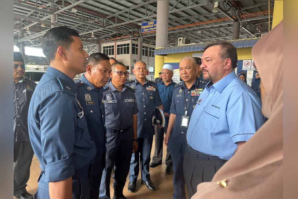 Amir Hamzah (kanan) yang turut bertemu dengan anggota Jabatan Kastam Diraja Malaysia (JKDM) di ICQS di Pengkalan Kubor, Tumpat.