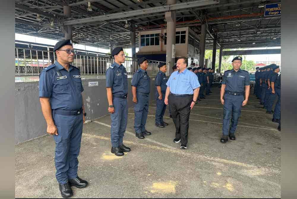 Amir (dua dari kanan) memeriksa perbarisan kehormat di ICQS Pengkalan Kubor, Tumpat, pada Ahad.