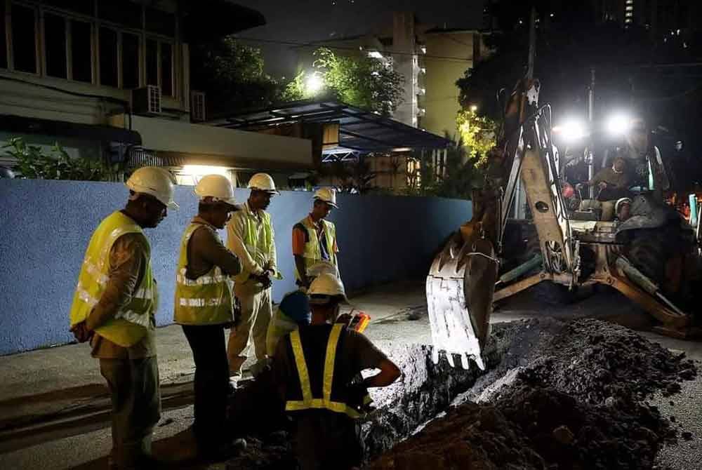 Tindakan khas pematuhan SOP kerja korekan jalan dilakukan DBKL pada malam Sabtu.Foto DBKL