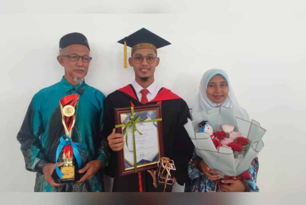 Muhammaz Muzzakir menerima Anugerah Tokoh Graduan Terbaik 2022 pada Majlis Graduasi Kolej KEDA ke-12 di Dewan Konvokesyen Universiti Antarabangsa Albukhary pada Ahad.
