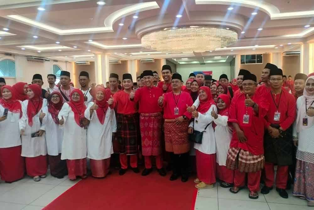 Ahmad Zahid ( tengah) merasmikan Mesyuarat Perwakilan UMNO Bahagian Muar di Dewan UMNO Muar pada Ahad.