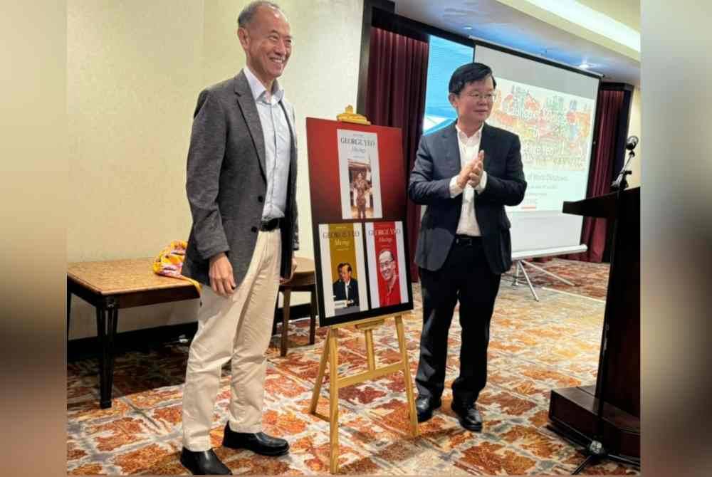 Kon Yeow (kanan) melancarkan Buku 'Musings In George Town' di sebuah hotel di Georgetown pada Ahad.