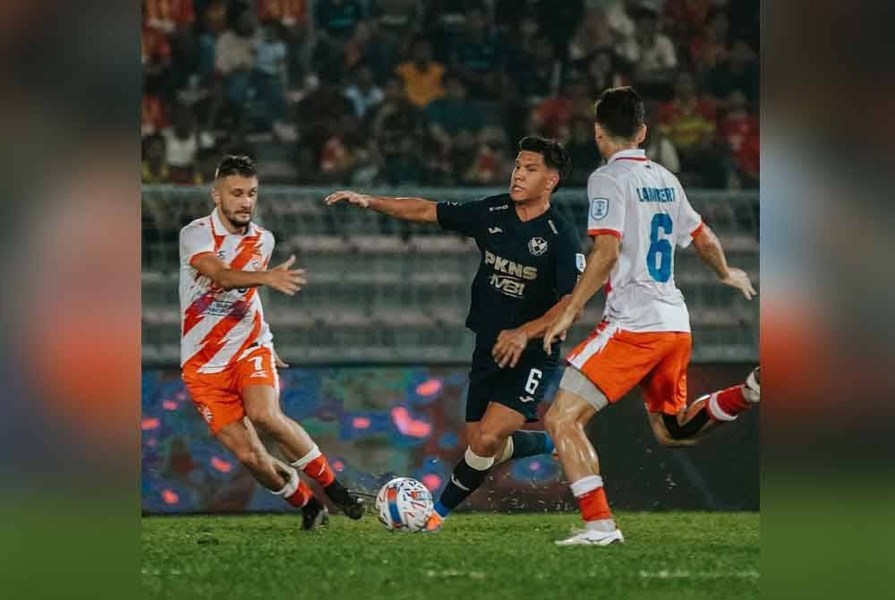 Antara aksi membabitkan pemain Selangor dan KL City dalam aksi di Stadium Bola Sepak Kuala Lumpur, Cheras pada Ahad. - Foto: FB Selangor FC
