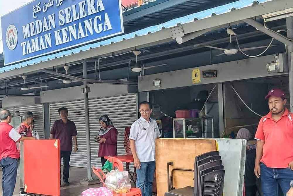 Chee Leong (tengah) turun padang melihat sebuah kedai makan yang terbakar dalam kawasan DUN Kota Laksamana.