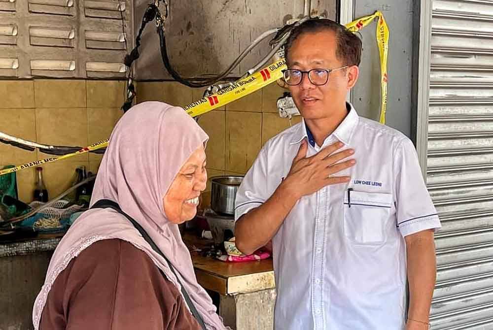 Chee Leong ketika melawat mangsa kebakaran kedai makan di Medan Selera Taman Kenanga.