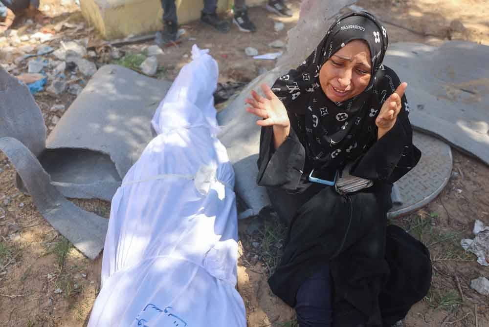 Seorang wanita tidak dapat menahan kesedihan selepas kehilangan ahli keluarganya dalam insiden masjid sementara di kem pelarian al-Shati dibedil.