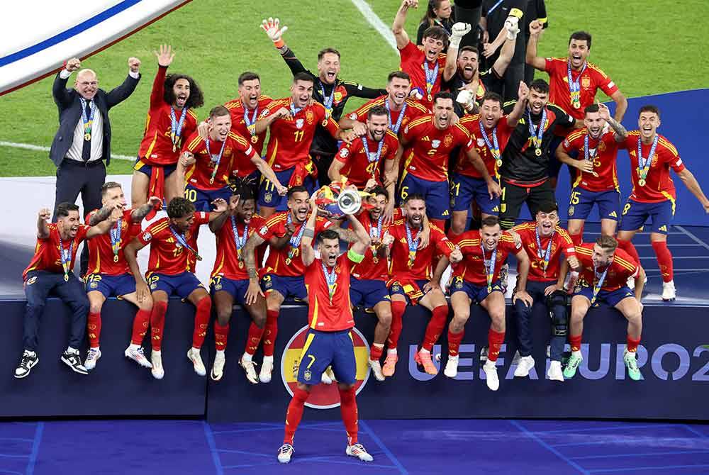 Kapten Sepanyol, Alvaro Morata menjulang trofi UEFA EURO 2024 selepas menundukkan England 2-1 dalam aksi final di Berlin, Jerman awal pagi Isnin - Foto: EPA