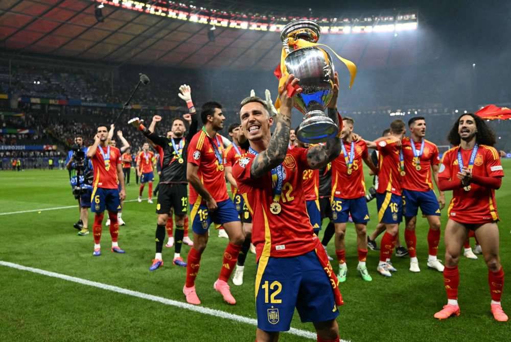 Pemain Sepanyol meraikan kejayaan menjulang trofi Euro. Foto AFP