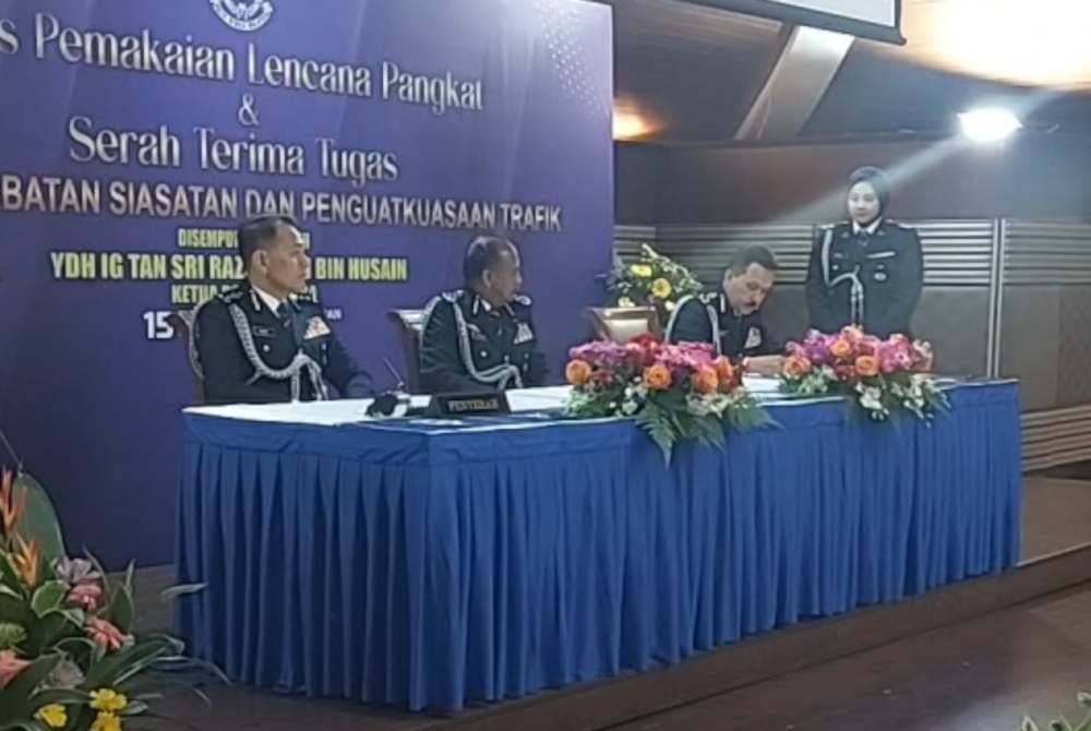 Majlis serah terima tugas dan pemakaian lencana pangkat disaksikan Razarudin di Bukit Aman, pada Isnin.