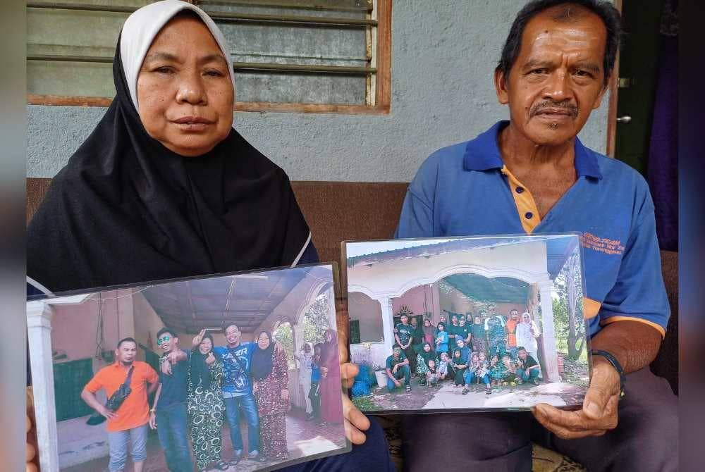 Halimah (kiri) dan Eiyi (kanan) menunjukkan gambar kenangan keluarga bersama arwah Azizah dan anak-anaknya ketika menghadiri kenduri kahwin di luar Kuantan ketika ditemui Sinar Harian di rumahnya di Felda Lepar Hilir 3 pada Isnin.