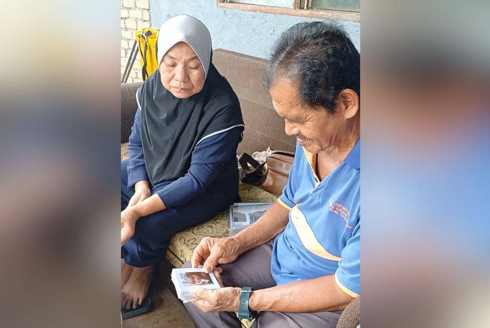 Eiyi (kanan) memberitahu sesuatu kepada Halimah (kiri) mengenai arwah cucunya yang sehingga kini belum ditemukan ketika ditemui Sinar Harian di rumahnya di Felda Lepar Hilir 3 di sini pada Isnin.