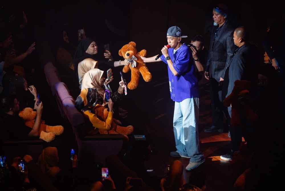 Tomok menyediakan 100 patung beruang pelbagai saiz untuk dihadiahkan kepada peminat. Foto @BRSTMODE