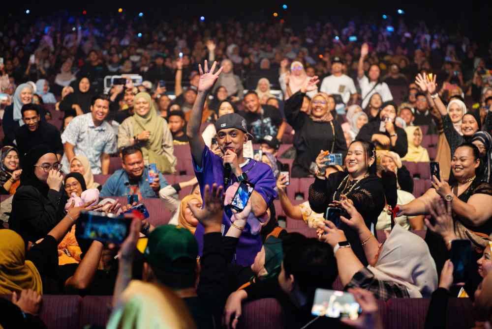 
Hampir 3,000 peminat memenuhi ruangan Dewan PlenarI bagi menyaksikan Konsert New Boyz 25th Anniversary Live In Kuala Lumpur pada Sabtu lalu. Foto @BRSTMODE