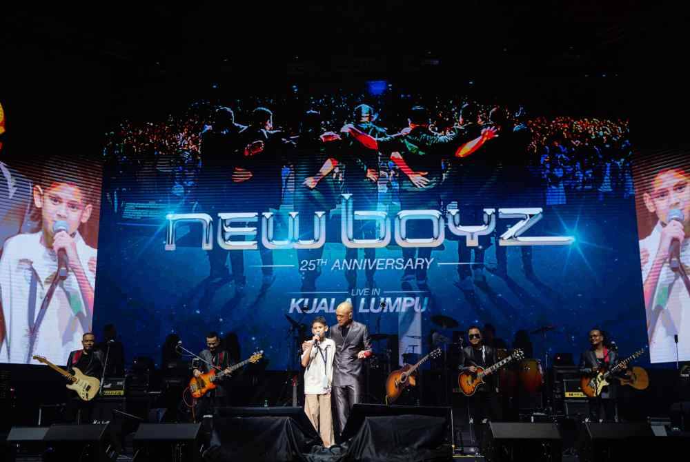 
Sebaik selesai menyampaikan lagu Hanya Tinggal Sejarah, Tomok menjemput anaknya, Arrian Shah, 12, untuk menyampaikan beberapa bait lagu sama. Foto @BRSTMODE