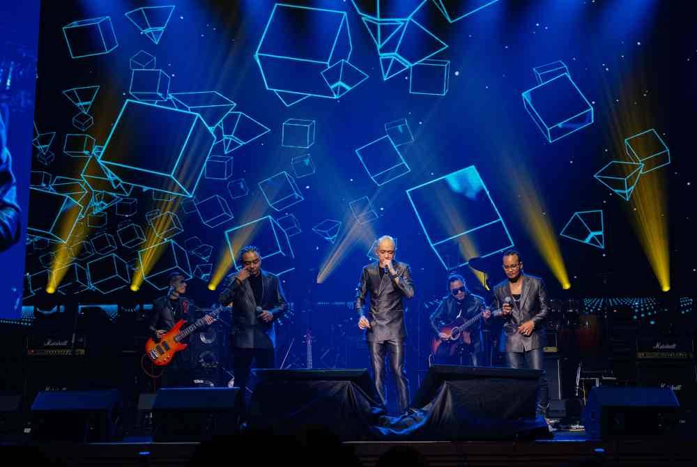 Air mata Tomok tumpah ketika sama-sama menyampaikan lagu hits yang mengangkat nama kumpulan itu dalam industri seni 25 tahun lalu iaitu Sejarah Mungkin Berulang. Foto @BRSTMODE