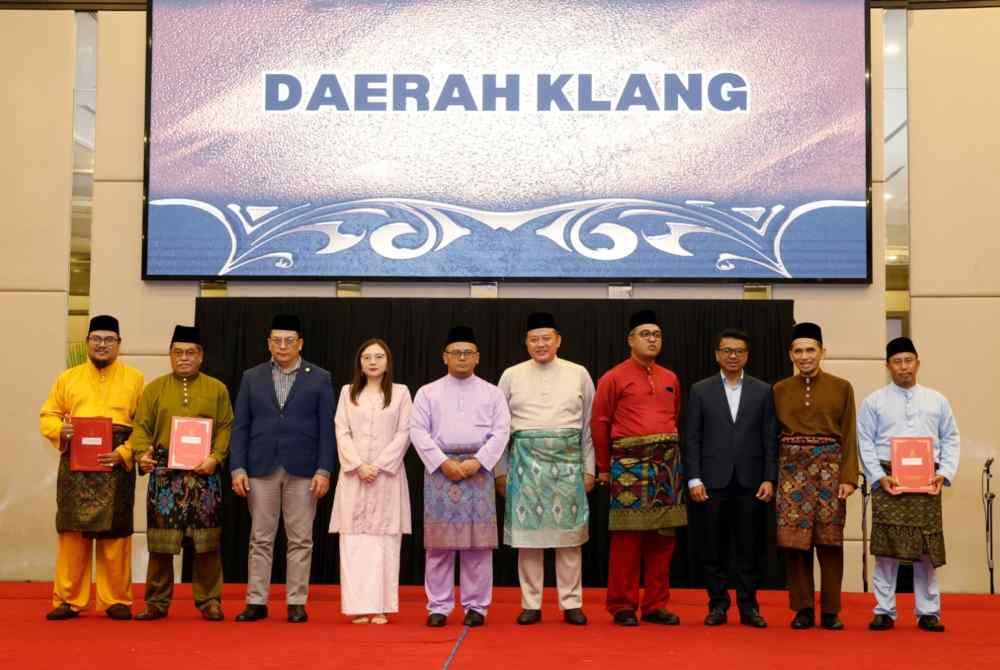 Amirudin (lima dari kiri) bersama tetamu kenamaan dan wakil JKPP daerah Klang.