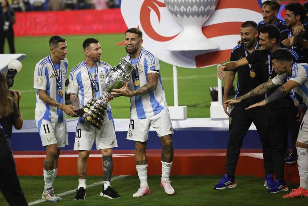 Di Maria (kiri) menutup aksi di peringkat antarabangsa dengan gemilang apabila membantu Argentina muncul juara Copa America 2024. Foto EPA