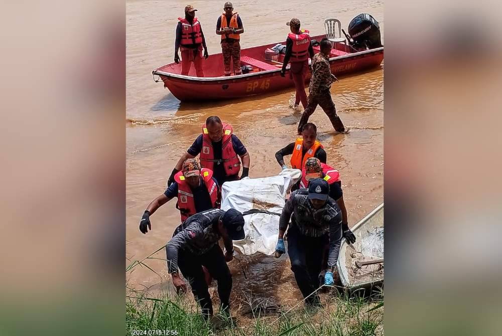 Mayat mangsa diserahkan kepada pihak polis untuk tindakan selanjutnya. Foto ihsan JBPM
