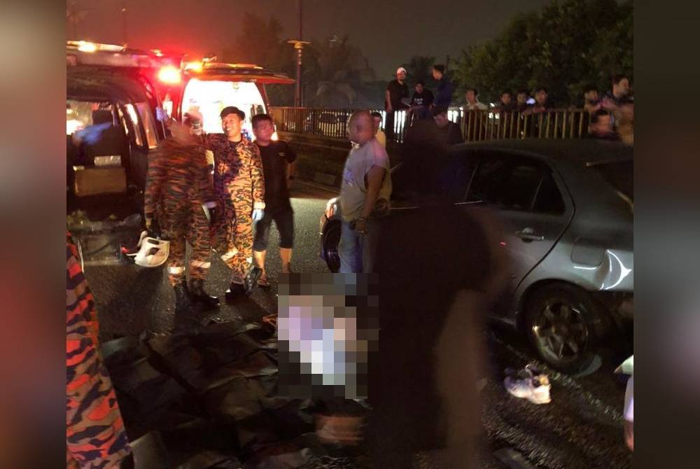 Seorang penunggang motosikal maut dalam nahas melibatkan empat kenderaan di KM11 Jalan Johor Bahru-Kota Tinggi pada awal pagi Isnin. Foto Polis