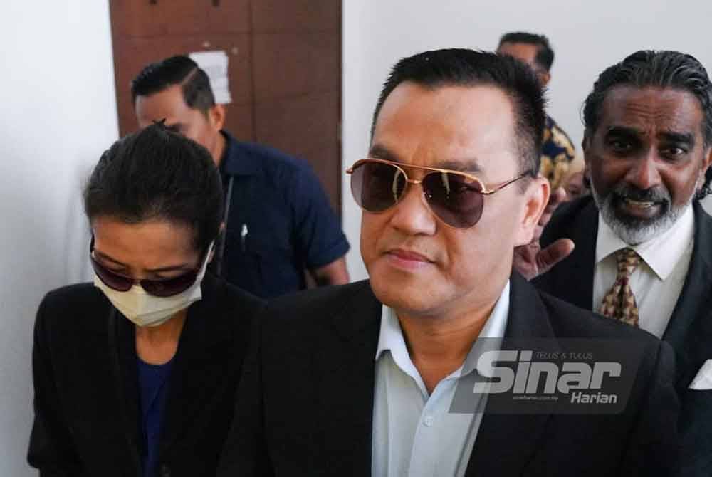 KK Chai (kanan) dan isterinya ketika hadir ke Mahkamah Sesyen Shah Alam pada Isnin, bagi sebutan kes melukakan perasaan orang Islam dalam isu penjualan stoking tertera kalimah ALLAH, Mac lalu. - FOTO: SINARHARIAN/ ROSLI TALIB