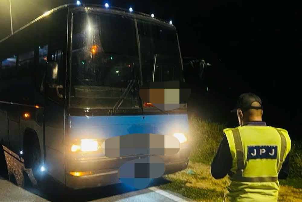 Anggota JPJ sedang menjalankan pemeriksaan melibatkan bas yang ditahan menerusi operasi dijalankan.