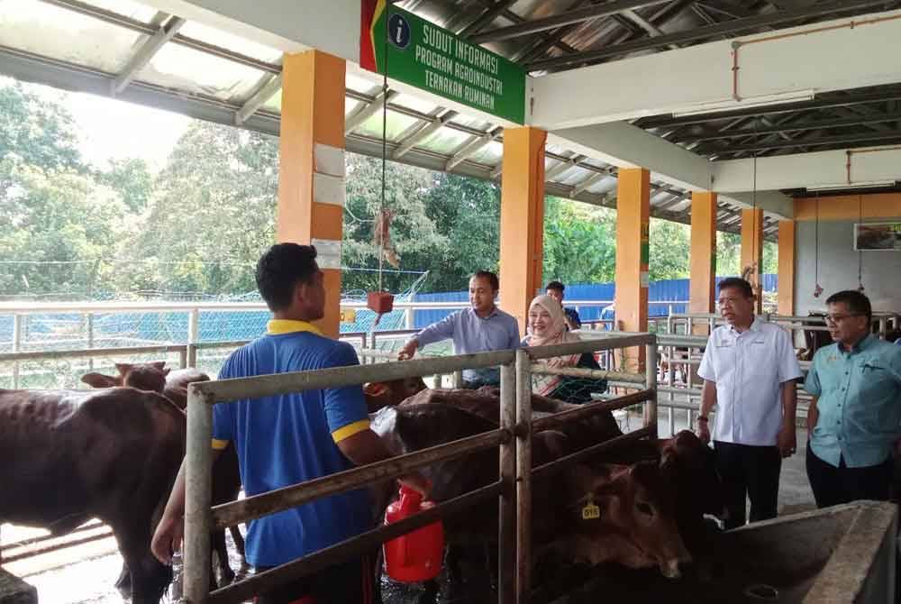 Fadhlina (dua dari kiri) ketika meninjau sekitar projek pelajar di sekolah berkenaan sebelum program bermula.