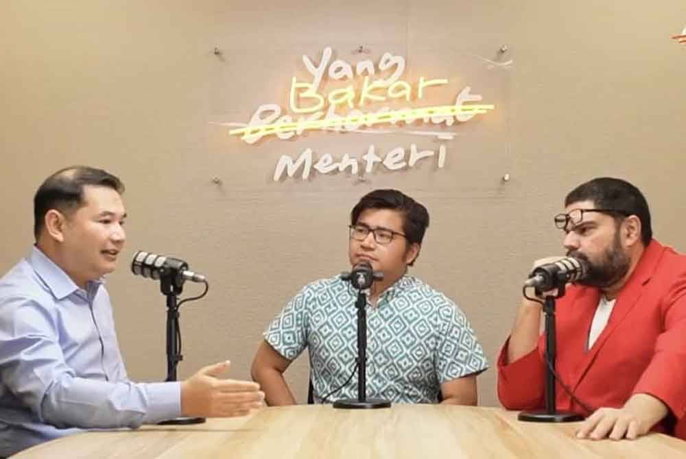 Rafizi (kiri) dalam Podcast Yang Bakar Menteri Episod 4 pada Isnin.