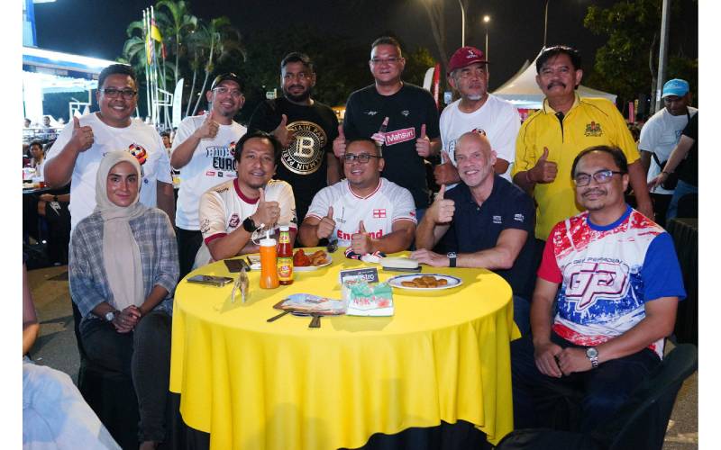 Ahmad Tajuddin (berdiri, dua kiri) dan Mohd Jazri (berdiri, tiga kanan) bersama Amiruddin (duduk, tengah) dan tetamu sempat bergambar sebelum perlawanan akhir Euro 2024 bermula.