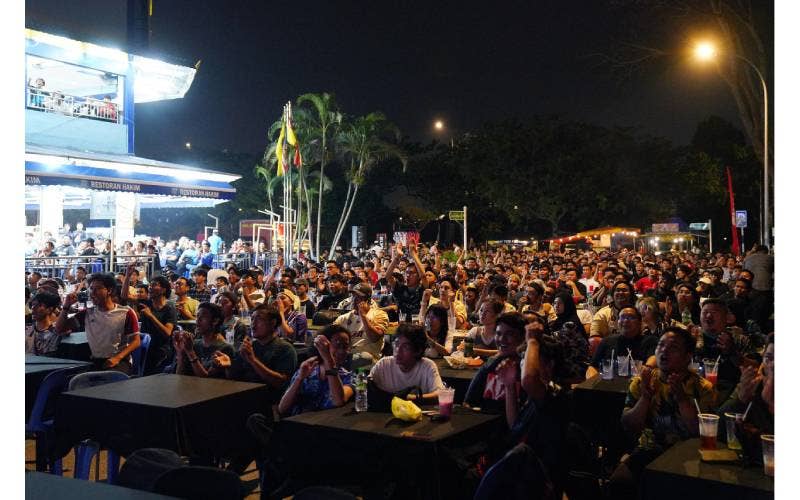 Kemeriahan peminat bola sepak perlawanan akhir Euro 2024 di Restoran Hakim, Seksyen 7, di sini pada Isnin.