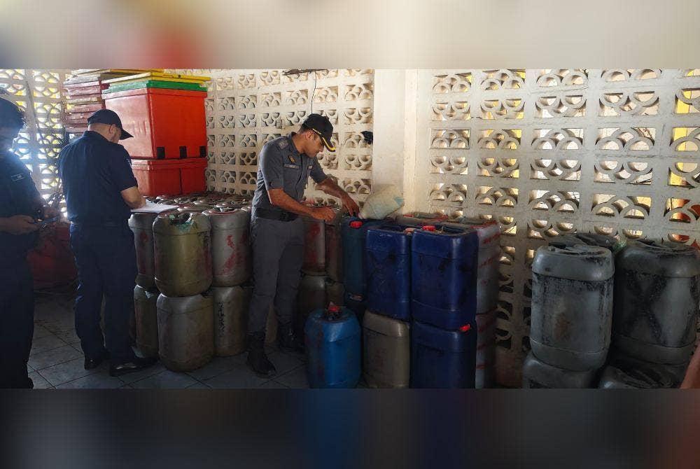 Penguat kuasa KPDN Cawangan Kemaman melalukan serbuan di sebuah premis yang dipercayai dijadikan stor simpanan petrol. Foto KPDN Terengganu