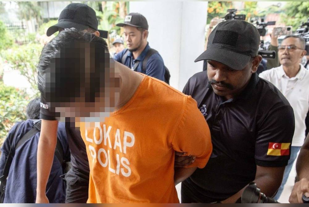 Suspek dibawa anggota polis selepas proses reman di Mahkamah Kuala Kubu Bharu. Foto Awani