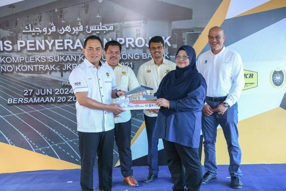 Fadzli (kiri) ketika majlis penyerahan Kompleks Sukan UniSZA oleh Jabatan Kerja Raya (JKR) di kampus Gong Badak baru-baru ini.