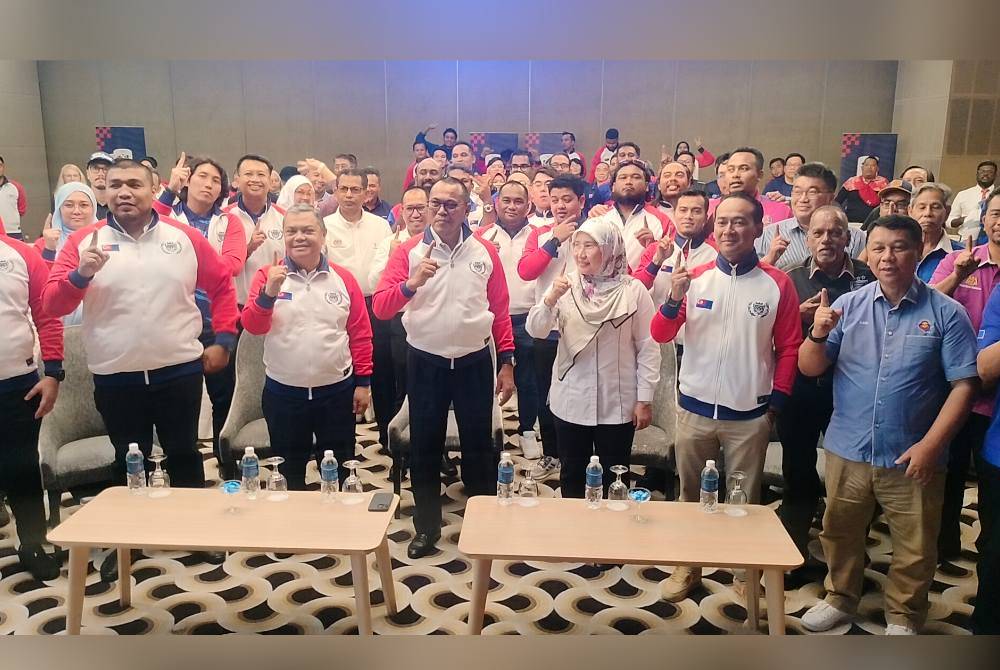 Pandak (depan, tengah) pada Majlis Amanat Ketua Kontinjen Johor bersama pengurus dan jurulatih Kontinjen Sukma di sebuah hotel di Iskandar Puteri.