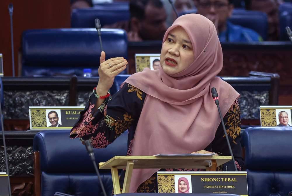 Menteri Pendidikan Fadhlina Sidek ketika sesi soal jawab Pertanyaan-Pertanyaan Jawab Lisan pada persidangan Dewan Rakyat di Bangunan Parlimen pada Khamis. Foto Bernama