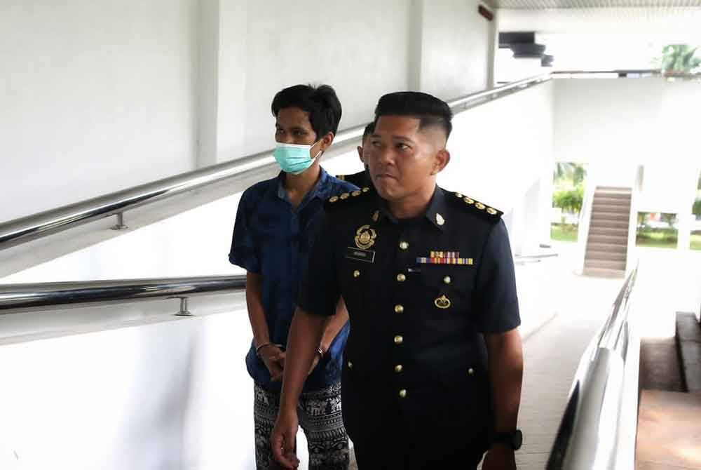 Tertuduh diiringi pegawai KPDN tiba di Mahkamah Alor Setar bagi mendengar pendakwaan terhadapnya pada Selasa.