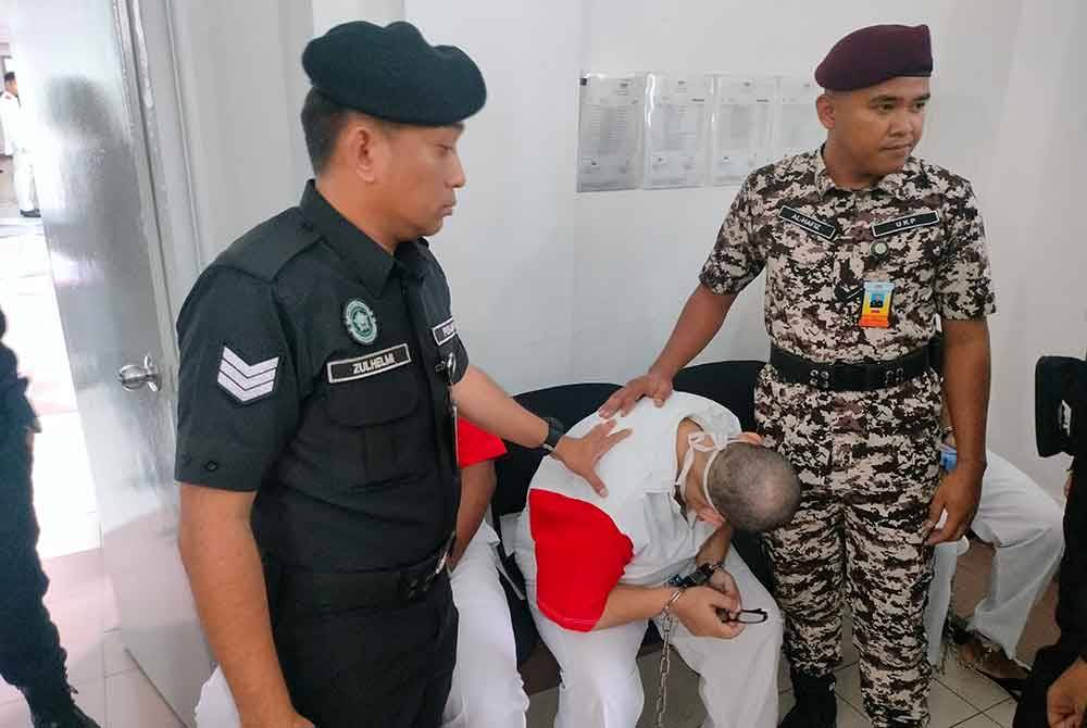 Azman ( tengah) hadir di Mahkamah Tinggi Johor Bahru, bagi permohonan mengetepikan hukuman mati yang dikenakan terhadapnya kerana membunuh anak tirinya, 13 tahun lalu.