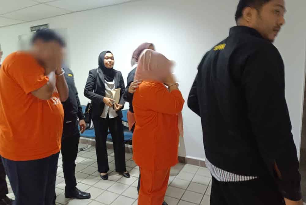 Kedua suspek keluar dari Mahkamah Majistret Kuala Terengganu pada Selasa.