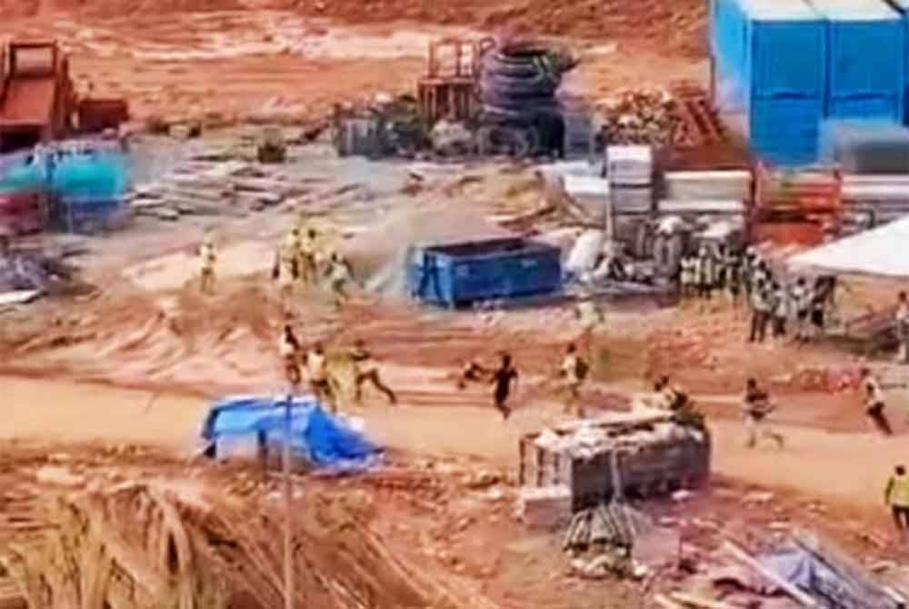 Tular video memaparkan dua kumpulan lelaki dipercayai pekerja warga asing yang bekerja di tapak pembinaan bergaduh.