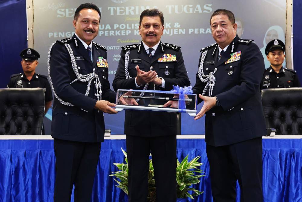 Pengarah Pengurusan Bukit Aman, Datuk Seri Azmi Abu Kassim menyaksikan majlis Serah Terima Tugas Jawatan Ketua Polis Perak baharu antara Mohd Yusri dengan Azizi (kanan).