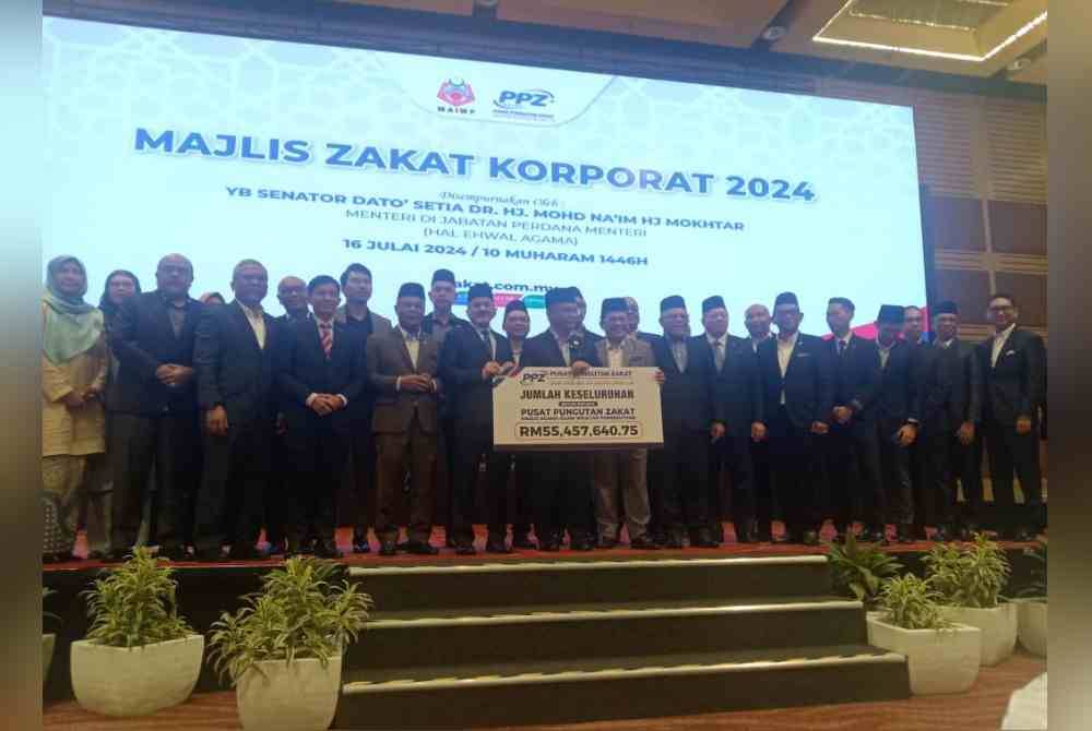 Wakil syarikat bergambar bersama pada majlis penyerahan zakat korporat PPZ-MAIWP