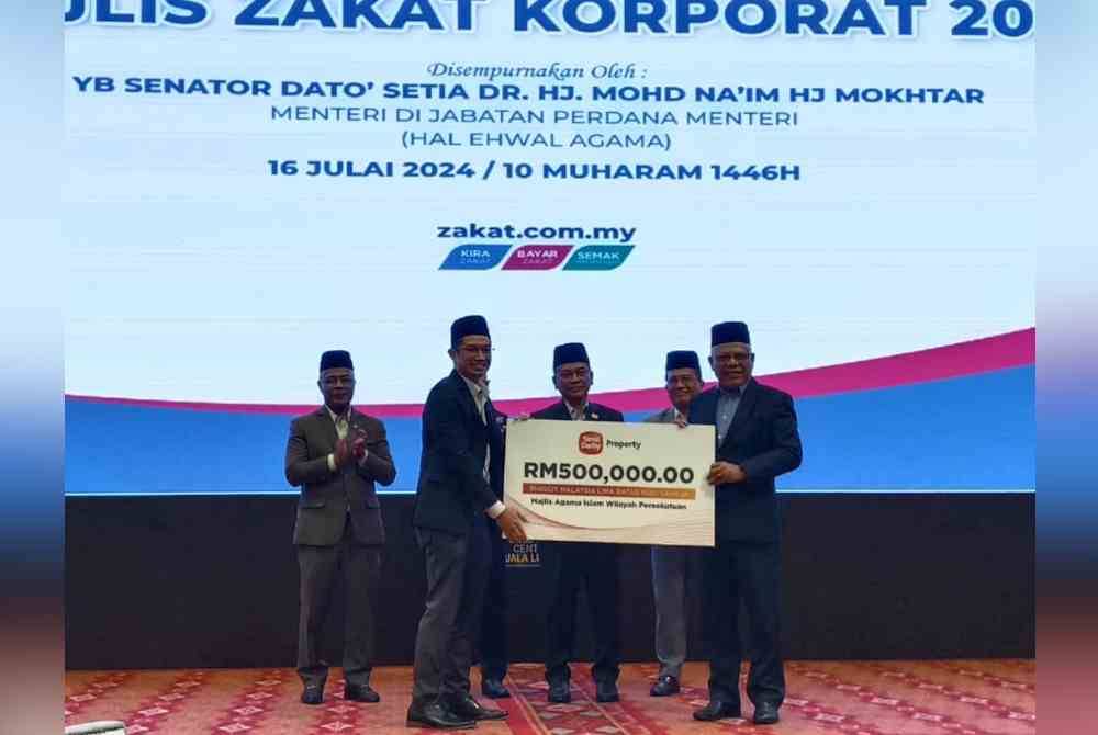 Wakil syarikat menyerahkan zakat perniagaan kepada Abdul Hakim (kanan) disaksikan Mohd Na'im (tengah) pada Selasa.