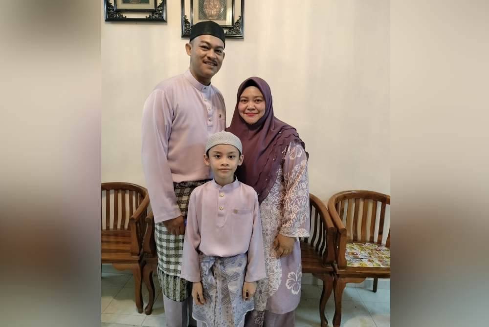 Pasangan suami isteri mencari bapa kandung Muhammad Farhan (tengah) bagi urusan dokumentasi JPN.