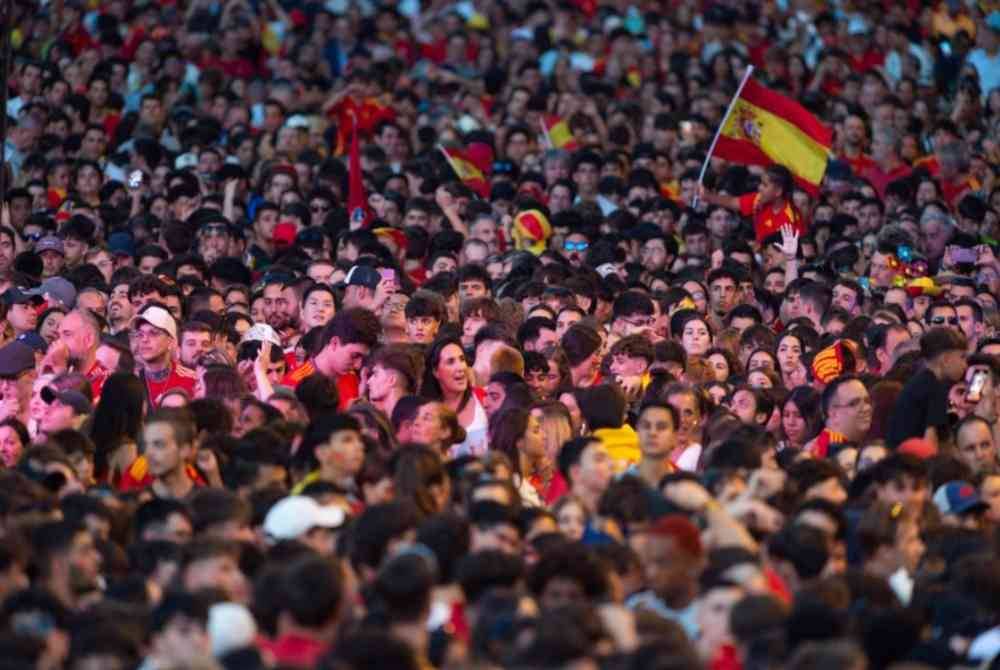 Peminat berkumpul di Dataran Cibeles meraikan kejayaan Sepanyol menjuarai UEFA Euro 2024, di Madrid, Sepanyol, - Foto: Xinhua